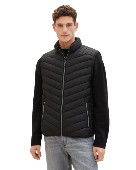 Безрукавка MEN'S LIGHTWEIGHT VEST 1038902-29999 Tom Tailor L Чорний 1038902-29999 фото 1 — інтернет-магазин Tapok