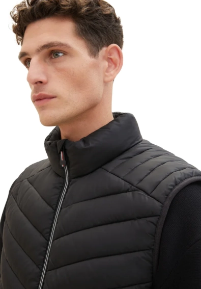 Безрукавка MEN'S LIGHTWEIGHT VEST 1038902-29999 Tom Tailor L Чорний 1038902-29999 фото 4 — інтернет-магазин Tapok