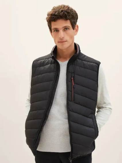 Безрукавка Men's Sleeveless Jacket 1038904-29999 Tom Tailor M Чорний 1038904-29999 фото 2 — інтернет-магазин Tapok