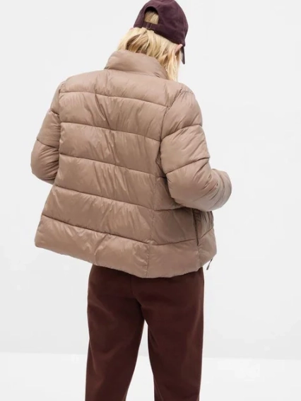 Куртка LIGHTWEIGHT LOGO PUFFER JACKET 724309-00 GAP M Бежевий 724309-00 фото 2 — інтернет-магазин Tapok