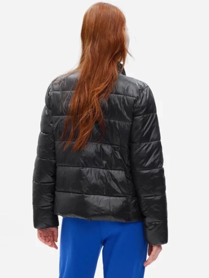 Куртка LIGHTWEIGHT LOGO PUFFER JACKET 724309-02 GAP L Черный 724309-02 фото 2 — интернет-магазин Tapok