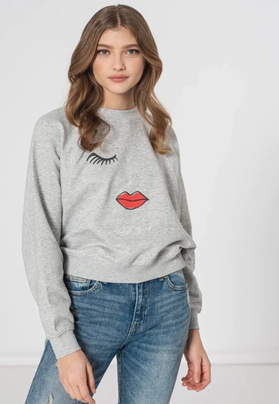 Толстовка ONLJENNIFER LIFE L/S O-NECK BOX SWT 15250226-Light Grey Melange-Print:FACE ONLY L Серый 15250226-Light Grey Melan фото 1 — интернет-магазин Tapok