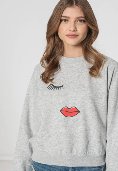 Толстовка ONLJENNIFER LIFE L/S O-NECK BOX SWT 15250226-Light Grey Melange-Print:FACE ONLY L Серый 15250226-Light Grey Melan фото 3 — интернет-магазин Tapok