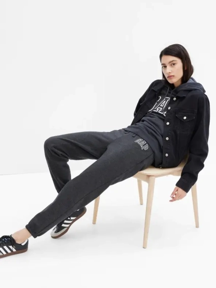 Штани спортивні LOGO JOGGER SWEATPANTS 463492-05 GAP M Темно-сірий 463492-05 фото 1 — інтернет-магазин Tapok