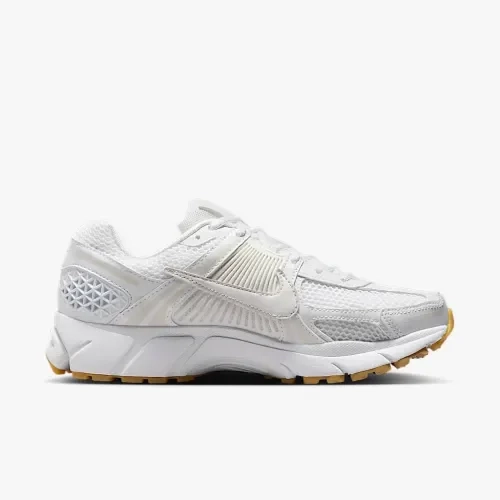 Кроссовки Nike W ZOOM VOMERO 5 FJ2028-104 фото 3 — интернет-магазин Tapok