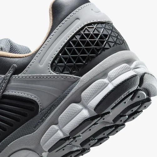 Кросівки чоловічі Nike Zoom Vomero 5 Black/White HV5982-001 41 HV5982-001 фото 8 — інтернет-магазин Tapok