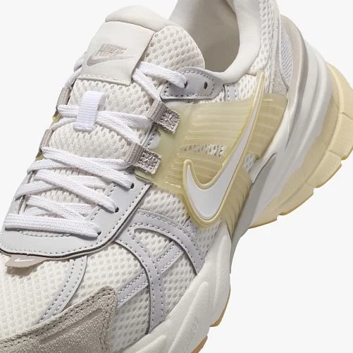 Кросівки Nike V2K Run Phantom LIght Khaki (W) HV4314-030 фото 6 — інтернет-магазин Tapok