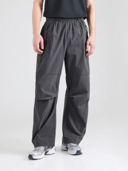 Штани Nike Tech Men's Oversized Woven Trousers HV6515-060 фото 2 — інтернет-магазин Tapok