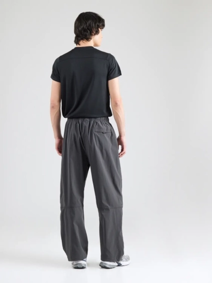 Штани Nike Tech Men's Oversized Woven Trousers HV6515-060 фото 3 — інтернет-магазин Tapok
