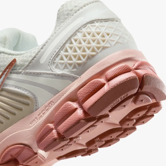 Кроссовки женские Nike Wmns Zoom Vomero 5 (FJ2028-002) фото 2 — интернет-магазин Tapok
