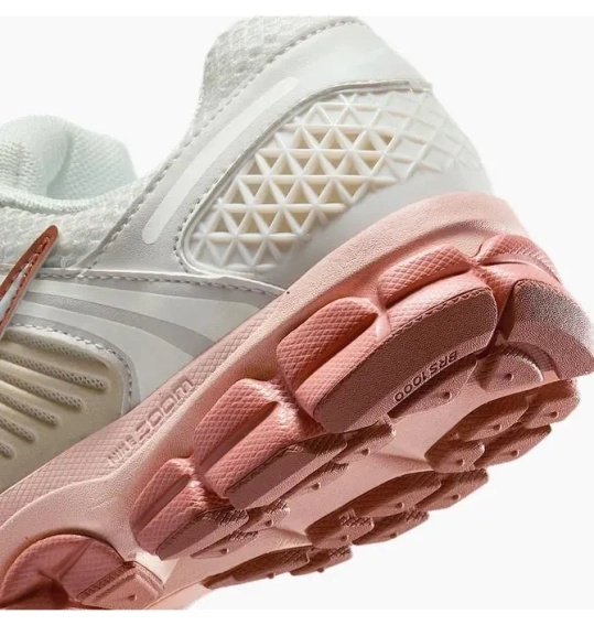 Кроссовки женские Nike Wmns Zoom Vomero 5 (FJ2028-002) фото 4 — интернет-магазин Tapok