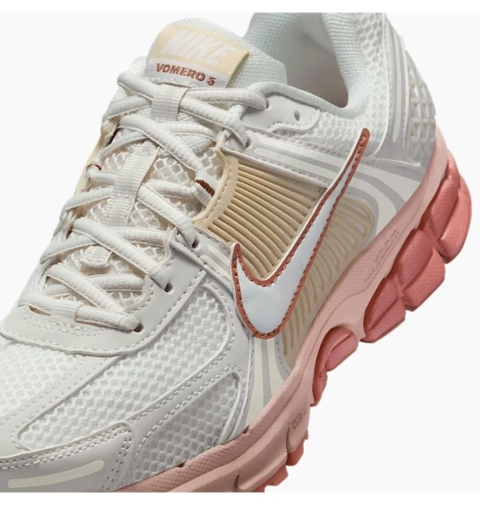 Кроссовки женские Nike Wmns Zoom Vomero 5 (FJ2028-002) фото 5 — интернет-магазин Tapok