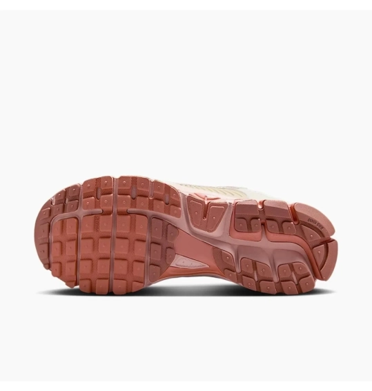 Кроссовки женские Nike Wmns Zoom Vomero 5 (FJ2028-002) фото 8 — интернет-магазин Tapok