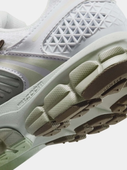 Кросівки жіночі Nike Zoom Vomero 5 (FJ2028-103) фото 4 — інтернет-магазин Tapok