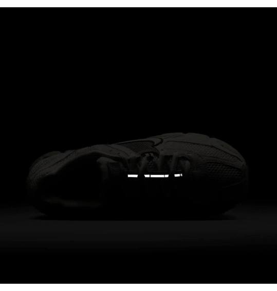 Кросівки жіночі Nike Zoom Vomero 5 (FJ2028-103) фото 8 — інтернет-магазин Tapok