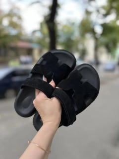 Слайдери жіночі замшеві чорного кольору на чорній підошві