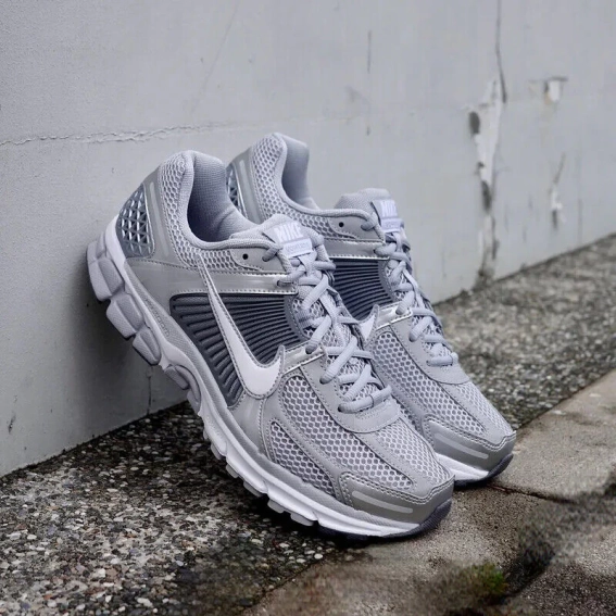 Кроссовки NIKE ZOOM VOMERO 5 FJ4151-003 фото 1 — интернет-магазин Tapok