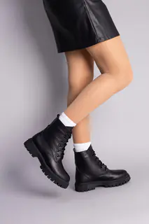 Ботинки женские кожаные черного цвета на шнурках демисезонные