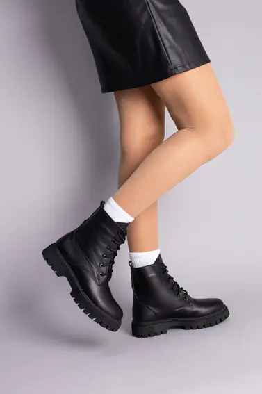 Ботинки женские кожаные черного цвета на шнурках демисезонные фото 1 — интернет-магазин Tapok