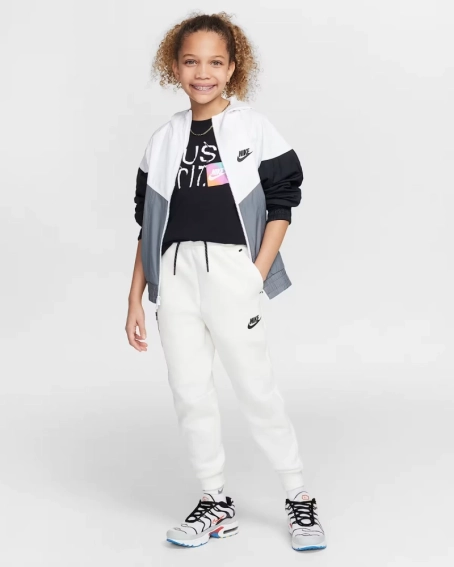 Футболка подростковая K NSW TEE BRANDMARK 1 JDI HM5852-010 Nike L Черный HM5852-010 фото 4 — интернет-магазин Tapok