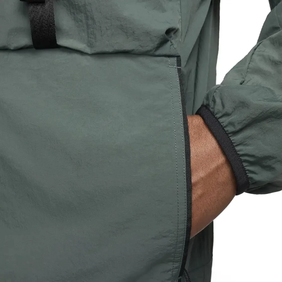 Вітровка Nike Tech Pack (зелена) FZ0750-338 фото 4 — інтернет-магазин Tapok