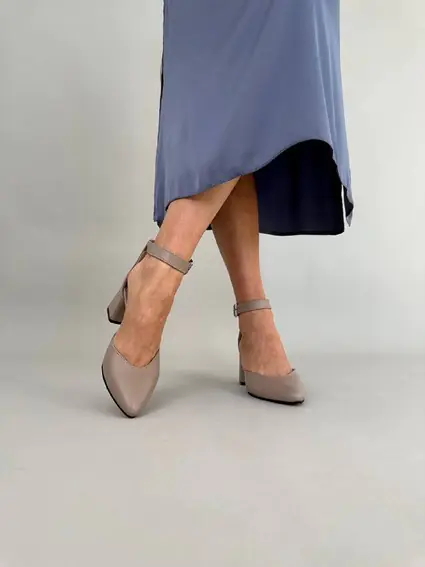 Шкіряні босоніжки кольору латте, каблук 6 см фото 3 — інтернет-магазин Tapok