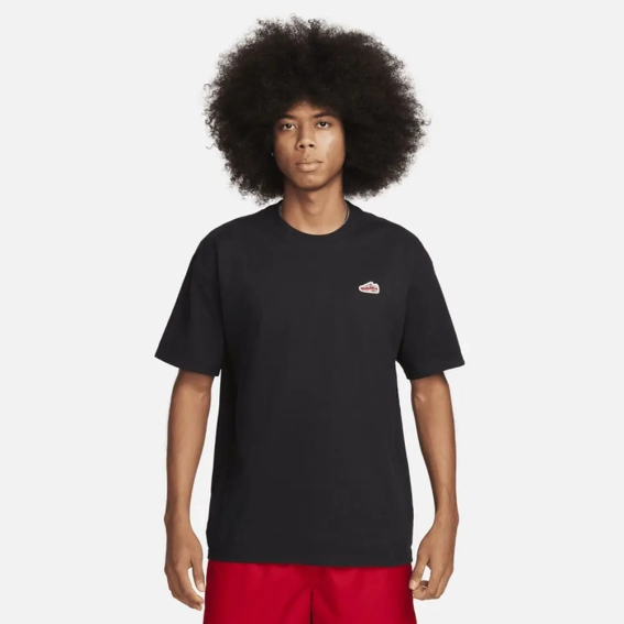 Футболка Nike TEE M90 Sneaker Patch FQ3762-010 фото 1 — интернет-магазин Tapok