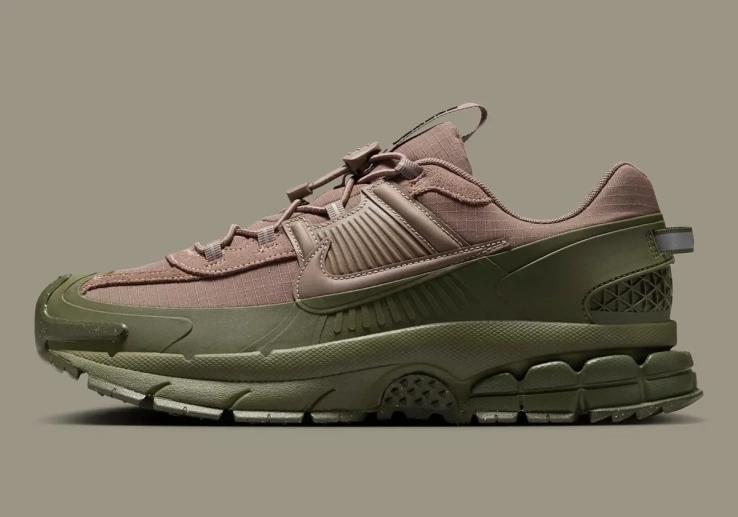 Кросівки Nike Zoom Vomero Roam FV2295-201 фото 1 — інтернет-магазин Tapok