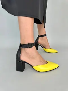 Чорні шкіряні босоніжки з жовтим носком, каблук 6 см