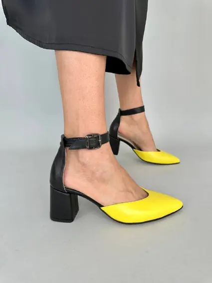 Чорні шкіряні босоніжки з жовтим носком, каблук 6 см фото 1 — інтернет-магазин Tapok