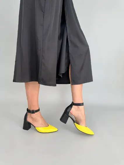 Чорні шкіряні босоніжки з жовтим носком, каблук 6 см фото 4 — інтернет-магазин Tapok