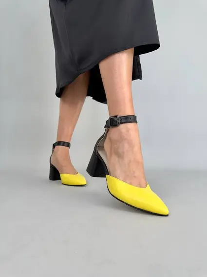 Чорні шкіряні босоніжки з жовтим носком, каблук 6 см фото 5 — інтернет-магазин Tapok