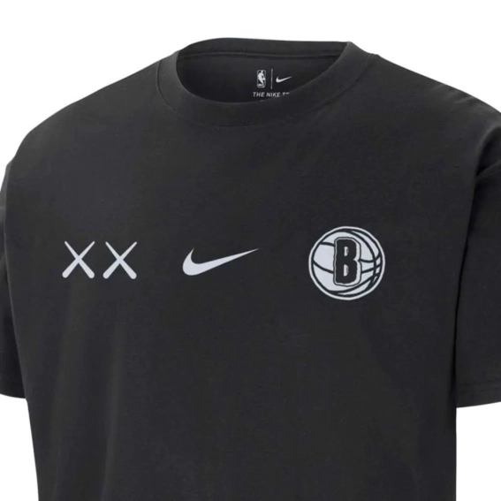 Футболка Nike x Kaws NBA Brooklyn Tee FN1996-010 фото 3 — интернет-магазин Tapok