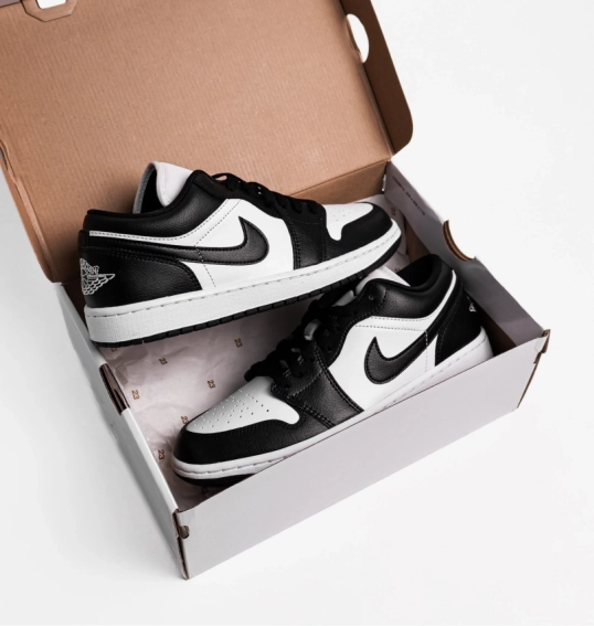 Кроссовки женские Air Jordan 1 Low Panda 2023 Black/White DC0774-101 фото 2 — интернет-магазин Tapok