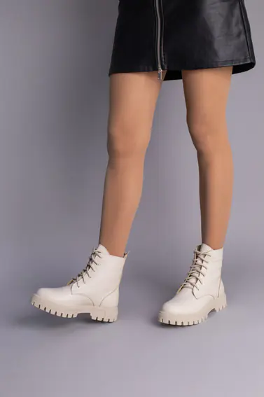 Черевики жіночі шкіряні бежевого кольору на шнурках на байку фото 2 — інтернет-магазин Tapok