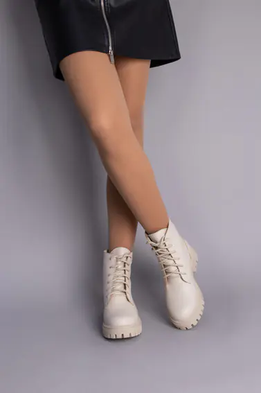 Черевики жіночі шкіряні бежевого кольору на шнурках на байку фото 4 — інтернет-магазин Tapok