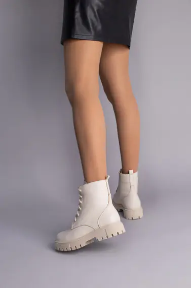 Черевики жіночі шкіряні бежевого кольору на шнурках на байку фото 5 — інтернет-магазин Tapok