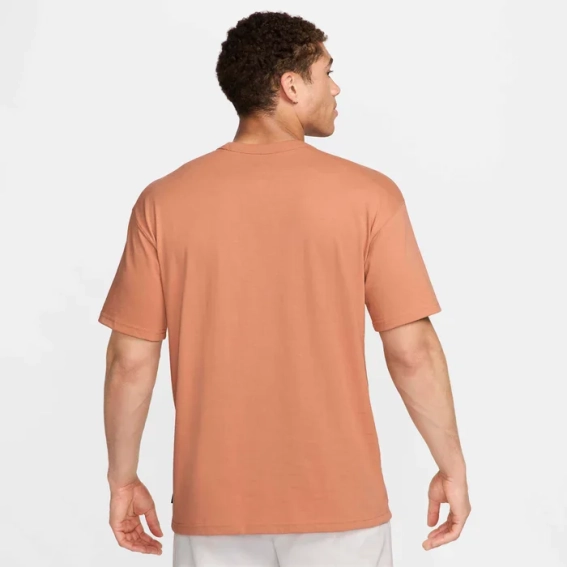 Футболка Чоловіча NIKE NSW PREM ESSNTL SUST TEE ORANGE DO7392-225 фото 2 — інтернет-магазин Tapok