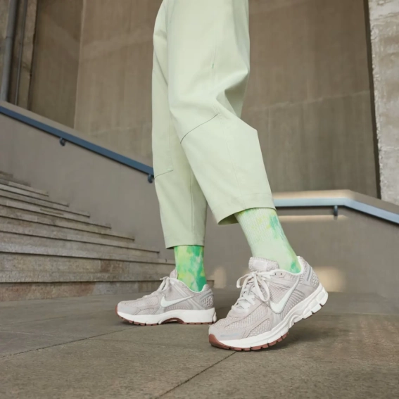 Кросівки NIKE ZOOM VOMERO 5 BEIGE FZ3780-101 фото 2 — інтернет-магазин Tapok