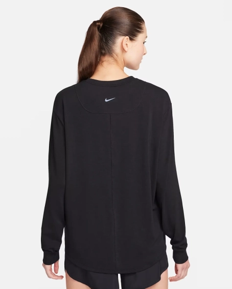 Лонгслив Nike ONE RELAXED DRI-FIT LONG-SLEEVE TOP BLACK FN2817-010 фото 2 — интернет-магазин Tapok