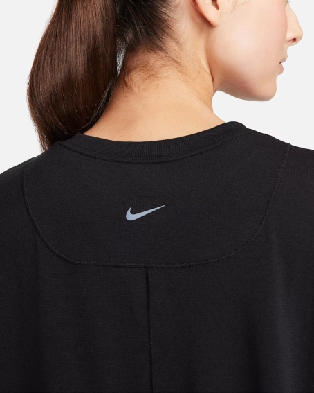 Лонгслив Nike ONE RELAXED DRI-FIT LONG-SLEEVE TOP BLACK FN2817-010 фото 4 — интернет-магазин Tapok