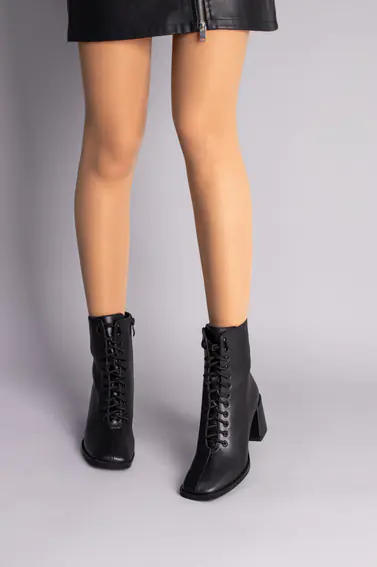 Ботинки женские кожаные черные на каблуке на байке фото 1 — интернет-магазин Tapok