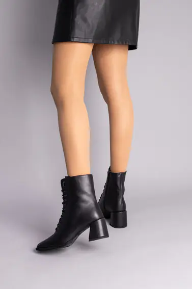 Ботинки женские кожаные черные на каблуке на байке фото 5 — интернет-магазин Tapok