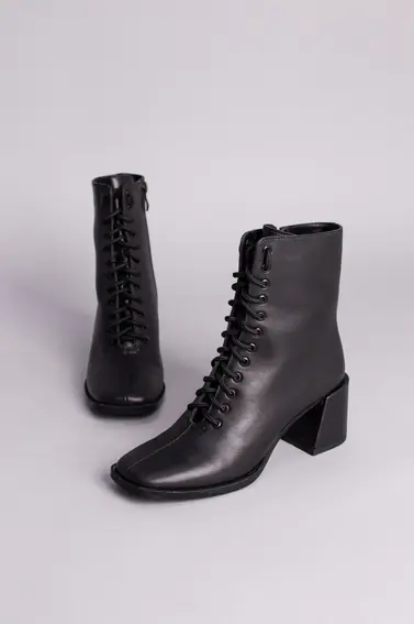 Ботинки женские кожаные черные на каблуке на байке фото 6 — интернет-магазин Tapok