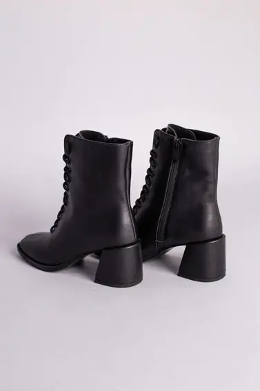 Ботинки женские кожаные черные на каблуке на байке фото 7 — интернет-магазин Tapok