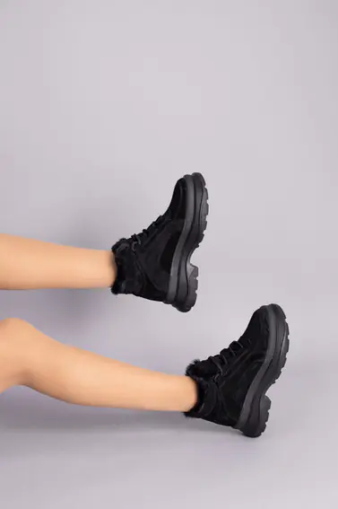 Ботинки женские замшевые черные на шнурках на толстой подошве зимние фото 5 — интернет-магазин Tapok