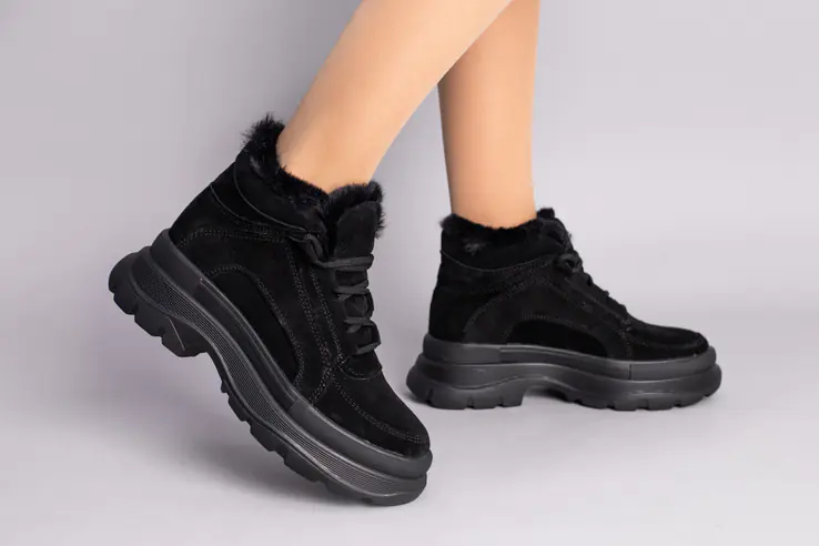Черевики жіночі замшеві чорні на шнурках на товстій підошві зимові фото 11 — інтернет-магазин Tapok