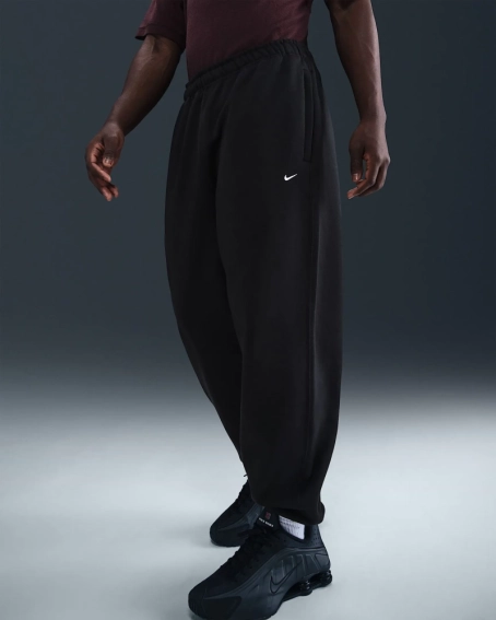 Брюки мужские Nike Solo Swoosh Cuffed Fleece (HV1088-010) фото 1 — интернет-магазин Tapok