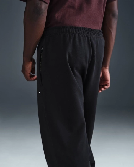 Брюки мужские Nike Solo Swoosh Cuffed Fleece (HV1088-010) фото 2 — интернет-магазин Tapok