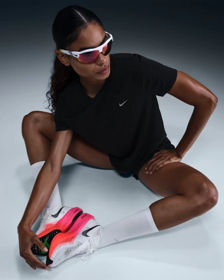Женская футболка Nike Tempo Df Ss Top Black HQ0648-010 фото 3 — интернет-магазин Tapok